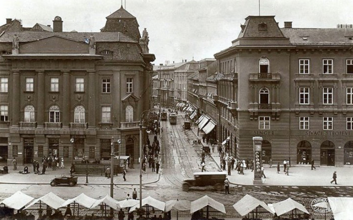 Trg bana Jelačića 1930. godine, južna strana s ulicom J.J.Strossmayera (danas Praška)